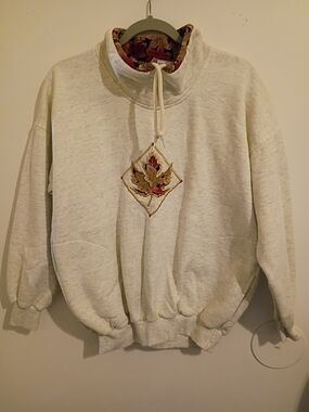 VTG Cityscape Cream Cowl Neck Pullover Sweatshirt Leaf Embroidery Pockets Sz M